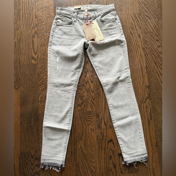 NWT Current/Elliott Light Grey Jeans with fray bottom Size 24 - Picture 1 of 6